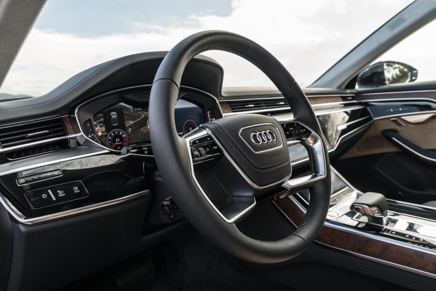Интерьер Audi A8 L 3.0 TFSI Quattro (D5) 2018 года  (NA) (фото 21 из 40)